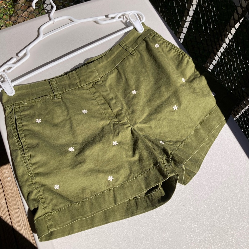 J Crew Green Chinos White Embroidered Flowers All Over Daisy Cotton Shorts - Picture 8 of 17